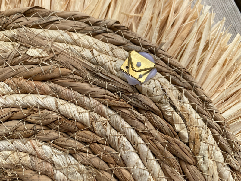 Jujuhat raphia et plumes blanches – Image 3