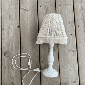 Petite lampe en macramé